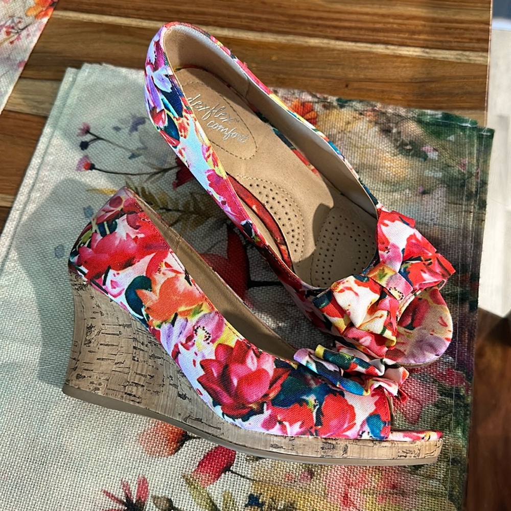 Dexflex comfort floral wedge size 7